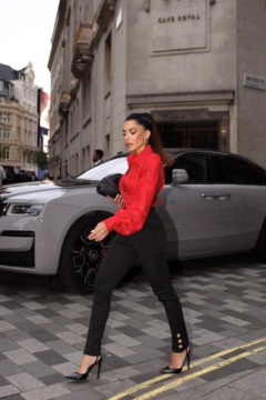 CALÇA SKINNY EM TWILL KOURTNEY PRETO na internet