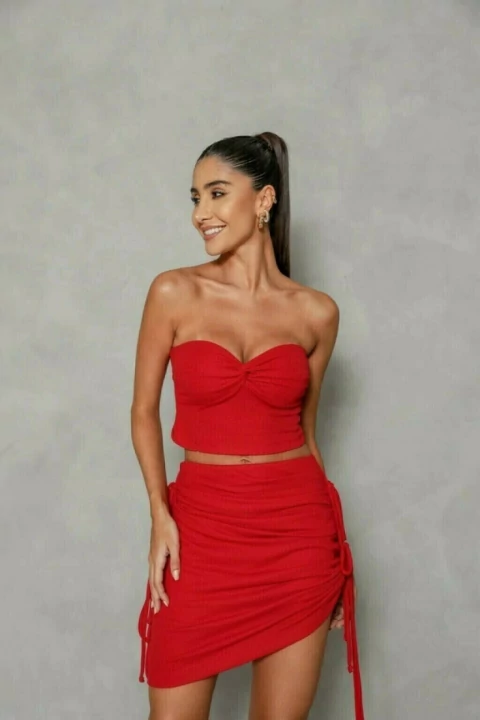 CROPPED TORCIDO NO BUSTO VERMELHO