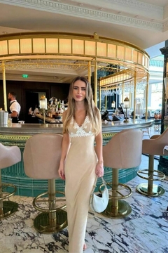 VESTIDO FRENTE ÚNICA NUDE LANA na internet