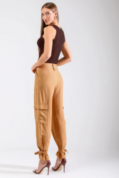 CALÇA CARGO PESPONTADA CAMEL - comprar online