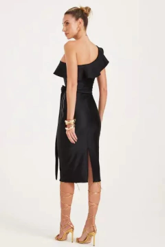 vestido-um-ombro-so-com-babados-zen