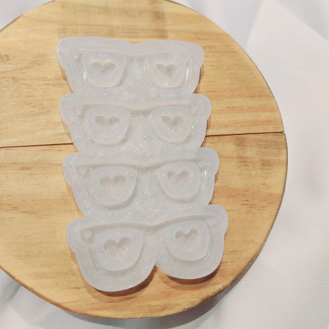 Molde em Silicone Platina para Resina de 4 Chaveiro Óculos Bônus Corações Ref 2036