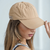 Mujer usando una gorra Neo Bag de poliéster marrón