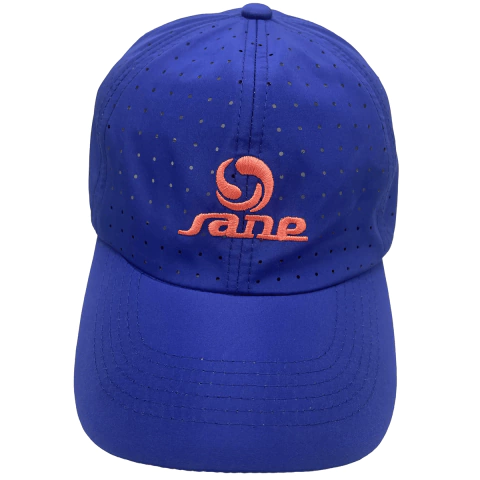 Gorra Sane azul con logo bordado en color naranja, diseñada para hombres, mujeres y sin género