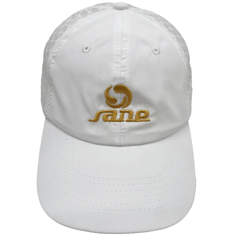 Gorra blanca Sane con logo bordado en dorado
