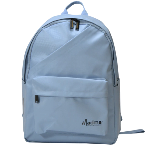 Mochila Madma color celeste con bolsillo frontal y logo, ideal para uso diario.