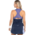 Mujer vistiendo musculosa Nox Pro azul marino vista desde atrás