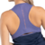 Vista trasera de una mujer usando la musculosa Nox Pro azul marino con diseño deportivo.