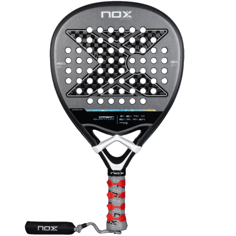 Paleta de pádel Nox Quantum 12K Carbon Eva, color negro con detalles rojos y funda de regalo, ideal para jugadores avanzados.