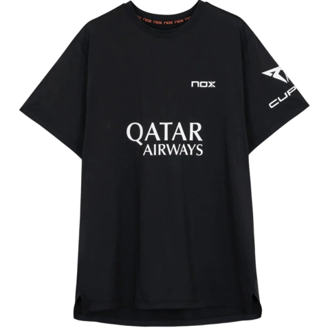 Remera Nox Sponsors AT10 negra de hombre, diseño oficial de Agustín Tapia con logos de Qatar Airways y Cupra.