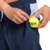 Short Nox Pro azul marino con bolsillo, mano sacando pelota de tenis.