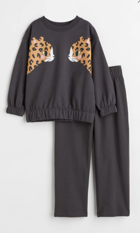 Conjunto de buzo y pantalón negro c/estampa