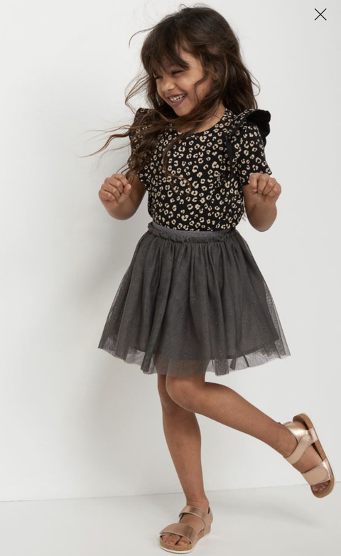 Conjunto camiseta y pollera negra y gris