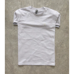 remera a white puño