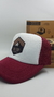 Gorra De Autor The Cap TRADE LINE Random Edit. Mountain Hexagonal Trucker Sublimado Blanco y Bordó