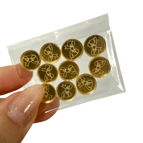 Tag Redondo Lacinho Dourado (1cm) Acrílico Espelhado - 10 Unidades