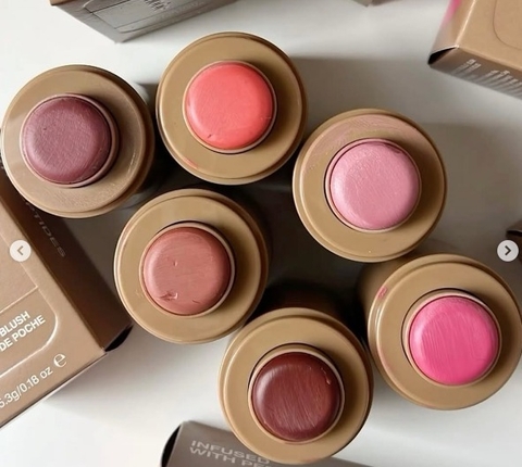 Blush em bastão jummy ju - inspiração rhode