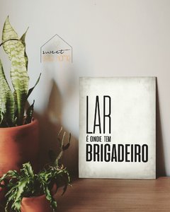 Placa Decorativa - Lar é Onde Tem Brigadeiro