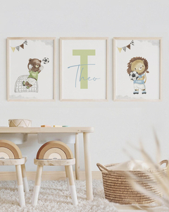 Conjunto de quadros infantis com ilustrações de animais jogando futebol e a letra "T" do nome Theo