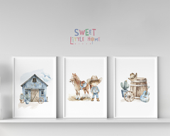 Três quadros decorativos infantis com temática de cavalinho e elementos do campo, incluindo uma cabana, um cavalo e um menino vestido de cowboy.