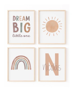 Conjunto de quadros infantis com frases e desenhos coloridos para decoração de quarto de menino, incluindo o texto "DREAM BIG little one", um sol, um arco-íris e a letra "N" para Nicolas.
