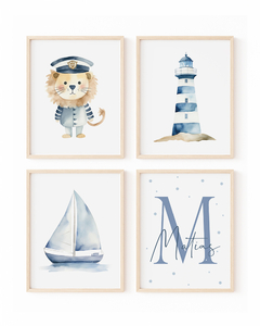 Conjunto de quadros infantis com tema marinheiro, incluindo um leão vestido de marinheiro, um farol, um barco à vela e a letra "M" decorativa.