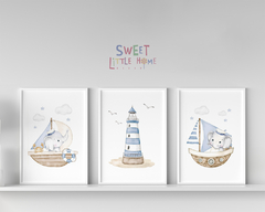 Conjunto de quadros infantis com ilustrações de elefantes marinheiros e um farol, ideal para decoração de quartos de meninos.