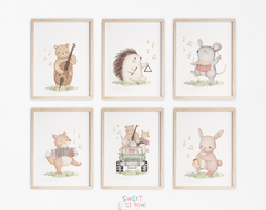 Conjunto de quadros infantis com ilustrações de bichinhos músicos, incluindo um urso, um ouriço, um rato, uma raposa, um coelho e outros, todos tocando instrumentos musicais.