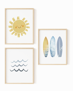 Conjunto de quadros infantis com ilustrações de sol sorridente, pranchas de surf e ondas.