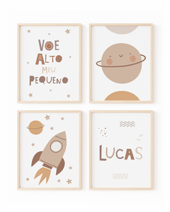 Conjunto de quadros infantis com tema espacial, incluindo frases e ilustrações de planetas e foguetes.