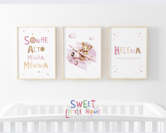 Conjunto de quadros infantis com ilustrações e frases para decoração de quarto de menina, incluindo um ursinho aviador.