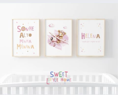Conjunto de quadros infantis com ilustrações e frases para decoração de quarto de menina, incluindo um ursinho aviador.