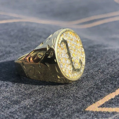 Anillo inicial con piedras en internet