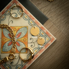 Medallita redonda Grabada - Golden Luxury