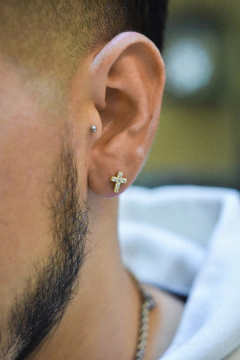 Arito cruz con piedras en internet