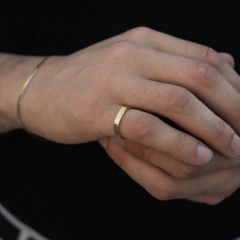 Anillo Mini Rectangular grabado - Golden Luxury