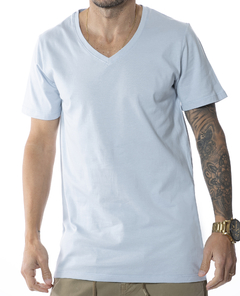 REMERA BASICA ESCOTE V (V241470) en internet