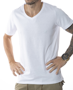 REMERA BASICA ESCOTE V (V241470) en internet