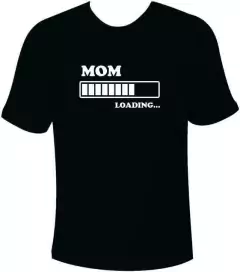 Camiseta Mom Loading na internet