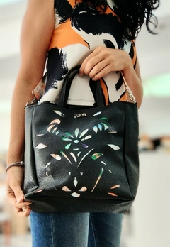 CARTERA TOTE NEGRO CON CALADO