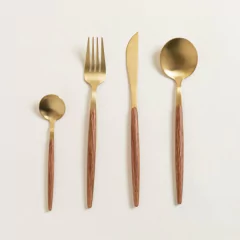 Set de Cubiertos 16 Piezas Dublín Dorado Mango Símil Madera
