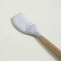 Imagen de Espátula de Silicona Símil Mármol con Mango de Madera 31 cm.