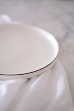Plato Playo Sakura Porcelana c/Borde Negro 26 cms - comprar online