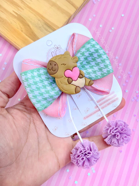 Laço Pompom Capivara