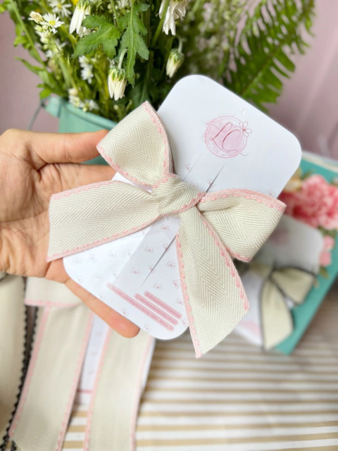 Laço Cruzado Glam (Cru/Rosa)