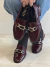 Zapatos flats bordo de charol con detalle metálico plateado y punta cuadrada, modelo Irlandia Bordo, combinados con medias negras y jeans