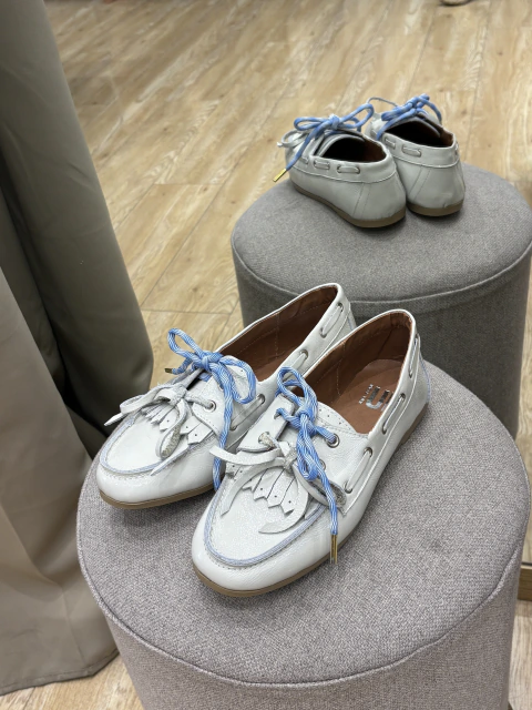 Zapatillas náuticas off white de cuero natural con lazos celestes