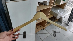 PERCHA MADERA ADULTO CON BROCHES UNIDAD