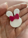 APLIQUE ACRÍLICO CARINHA DE COELHO C/LAÇO PARA POMPOM