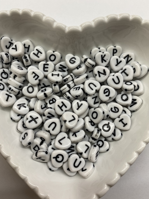 ENTRE MEIO CORAÇÃO COM LETRA PRETO/BRANCO 10 MM (25 GRAMAS)